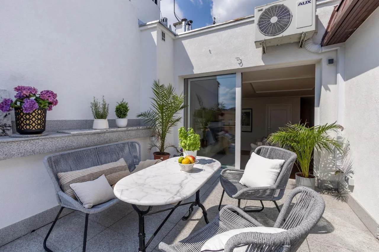 Frascati 1 Top Floor Apartment Warsaw Poland